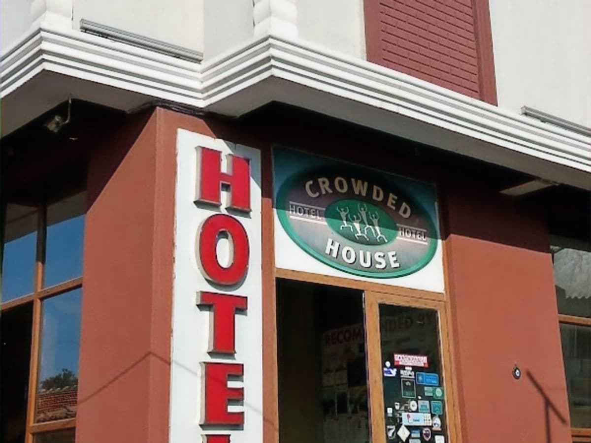 Crowded House Hotel