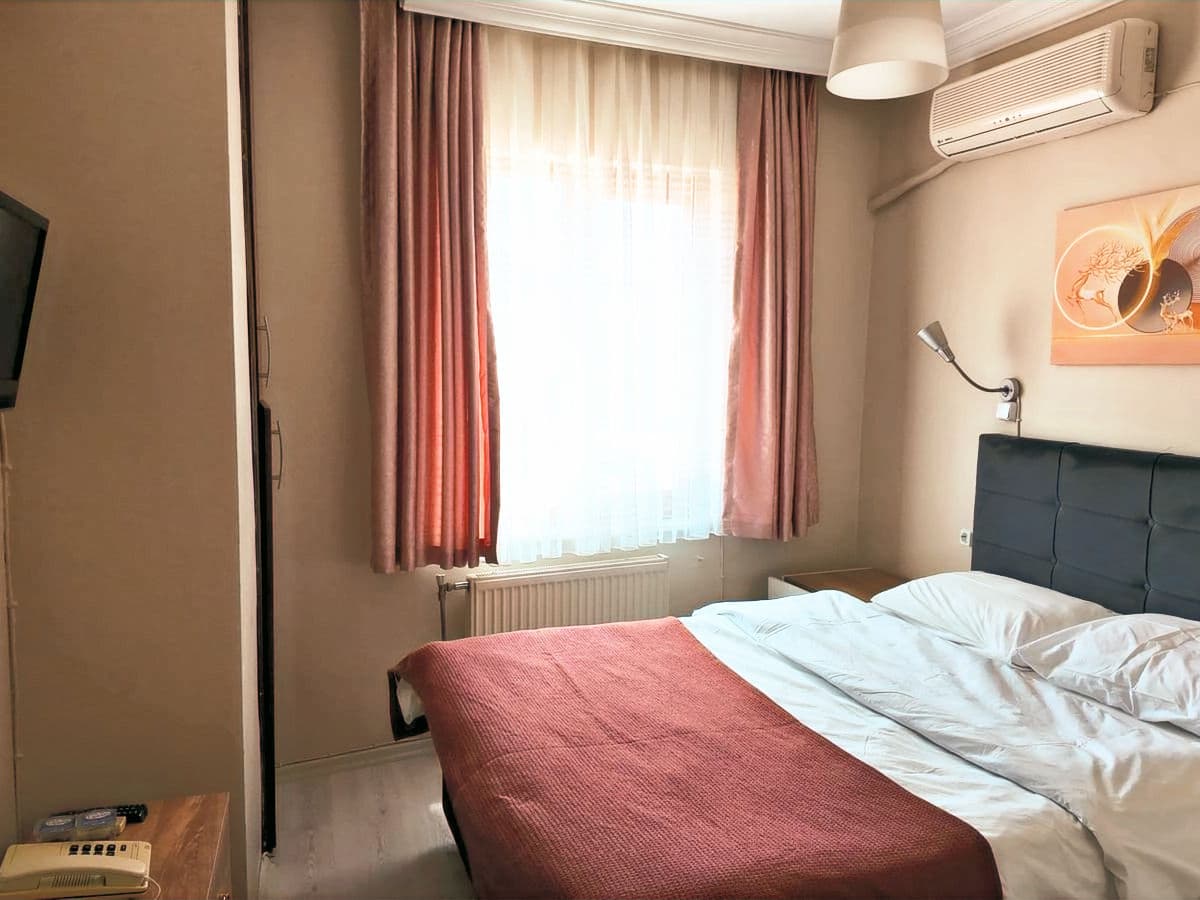 Crowded House Hotel - 20+ Years of Hospitality
