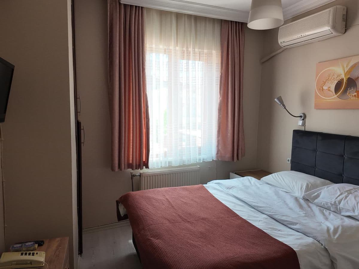 Crowded House Hotel 2