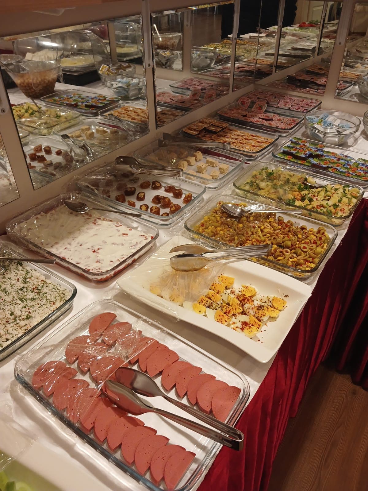 Crowded House Hotel Breakfast