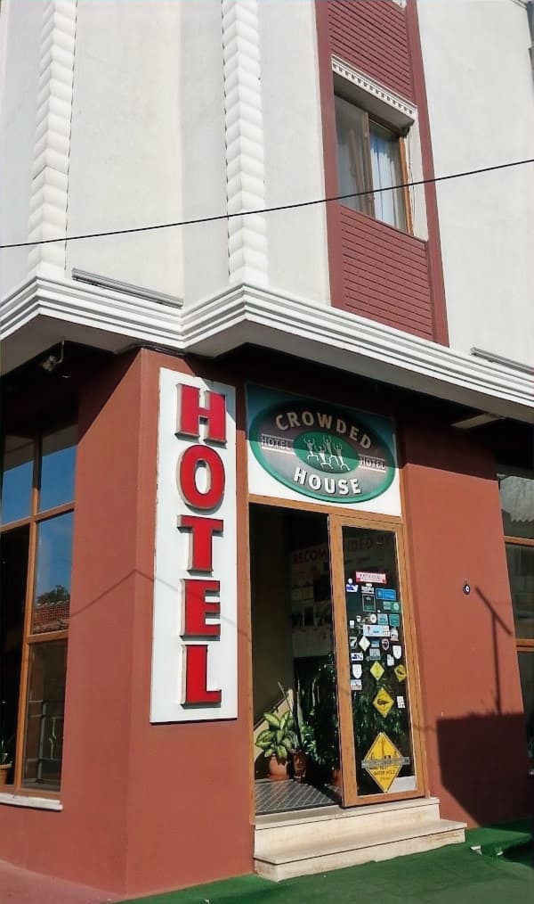 Crowded House Hotel 2003