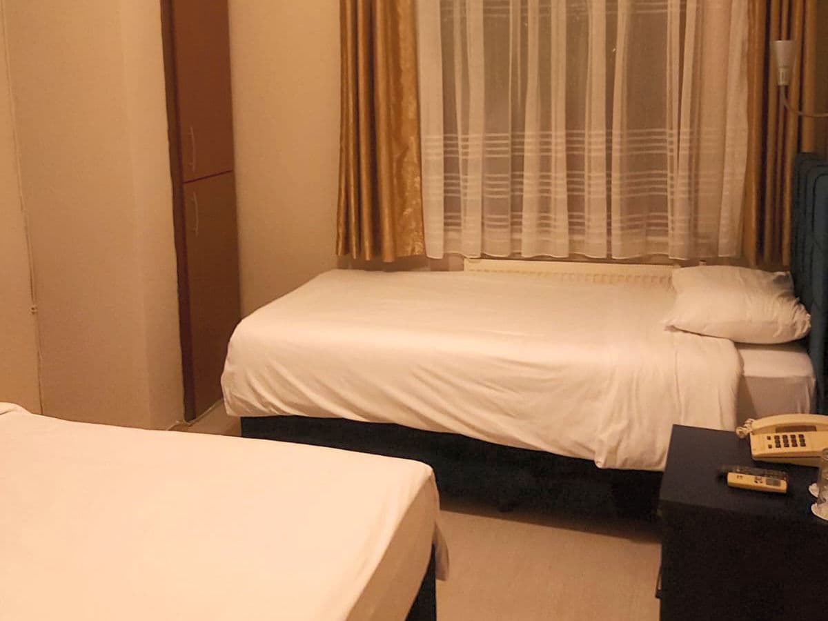 Crowded House Hotel