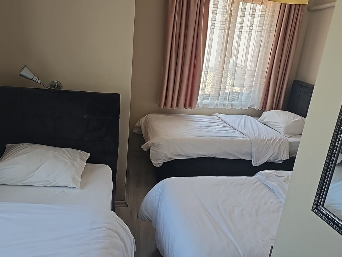 Crowded House Hotel - 19
