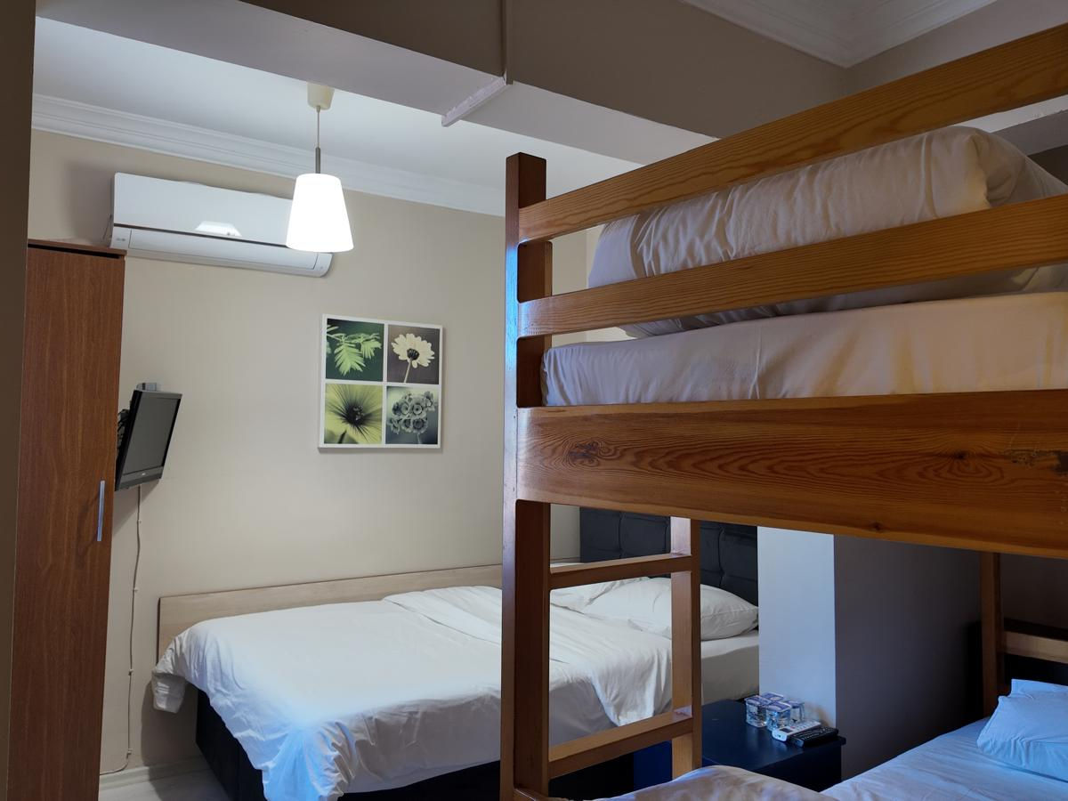 Crowded House Hotel - 33